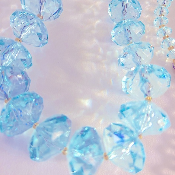 Premier Designs Ice blue necklace faceted graduated acrylic gold beads 30” - Picture 2 of 4